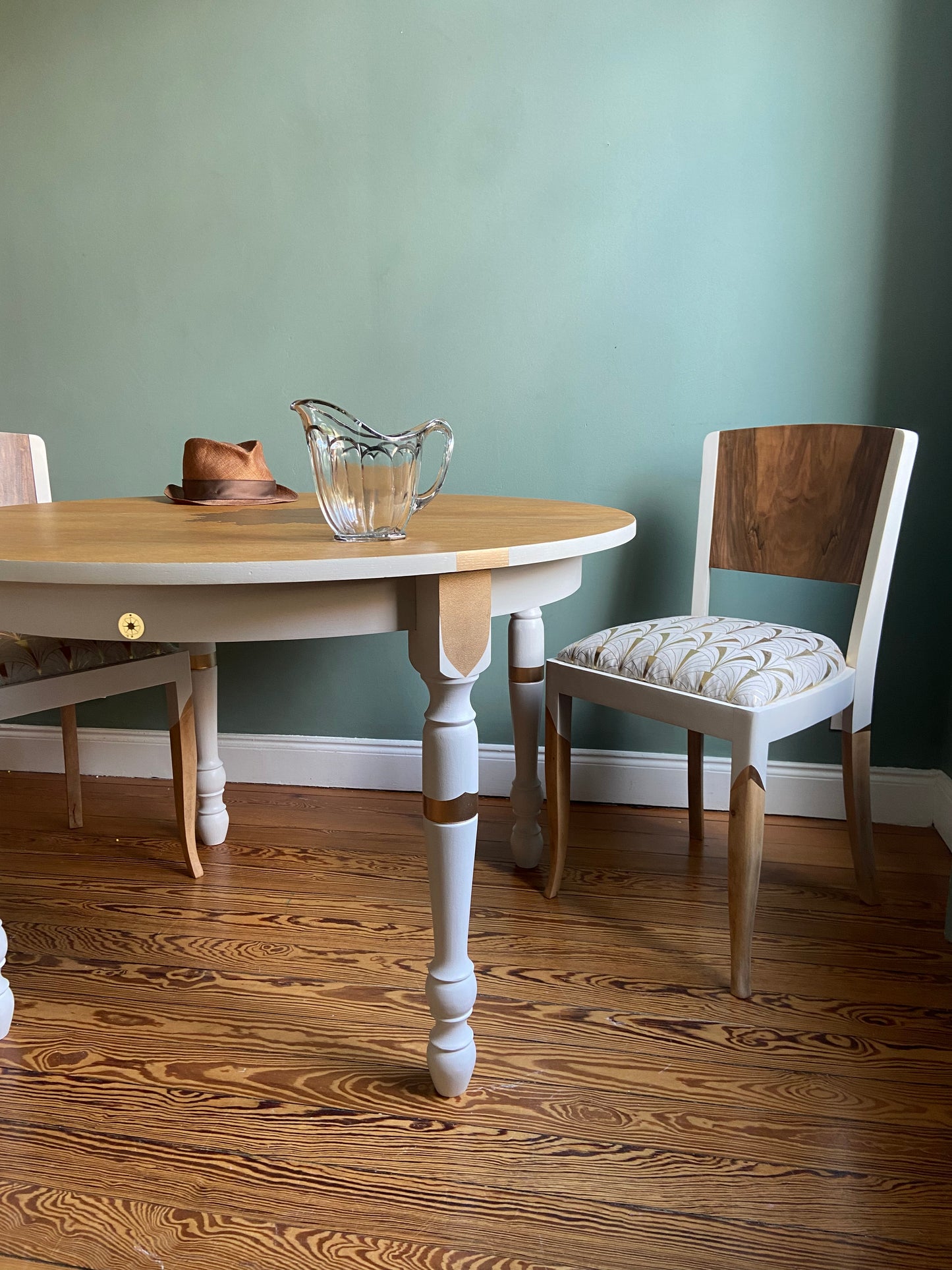 Table ronde ancienne en bois, chinée et rénovée sur mesure