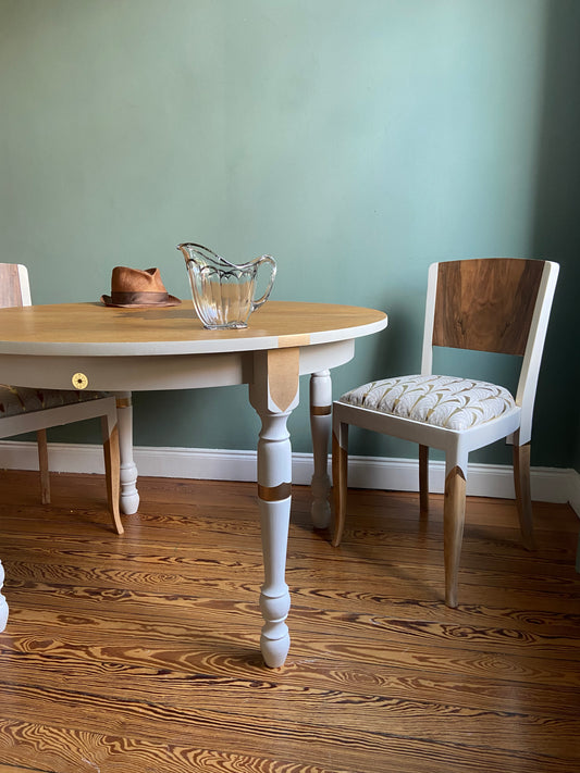 Table ronde ancienne en bois, chinée et rénovée sur mesure