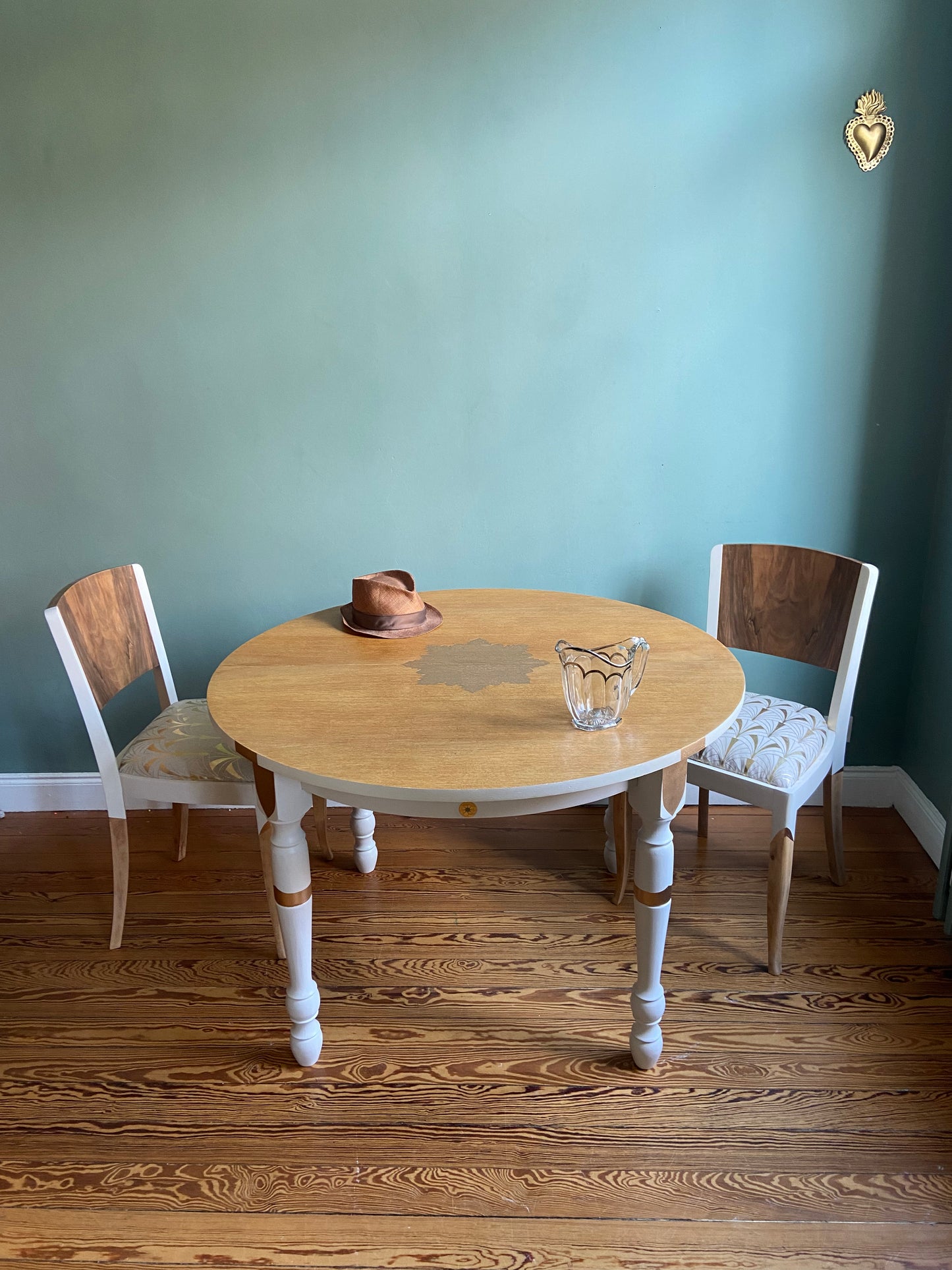 Table ronde ancienne en bois, chinée et rénovée sur mesure