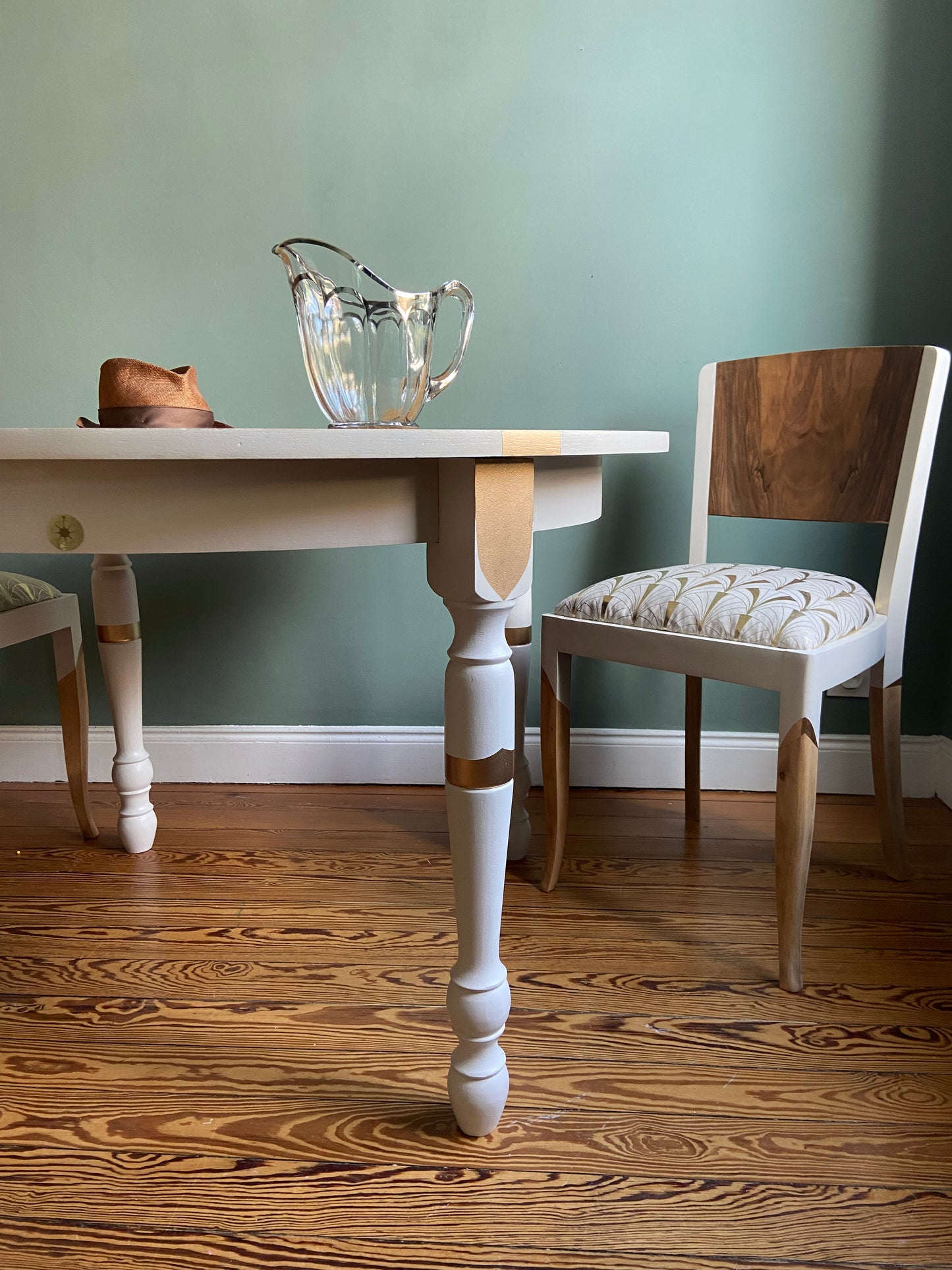 Table ronde ancienne en bois, chinée et rénovée sur mesure