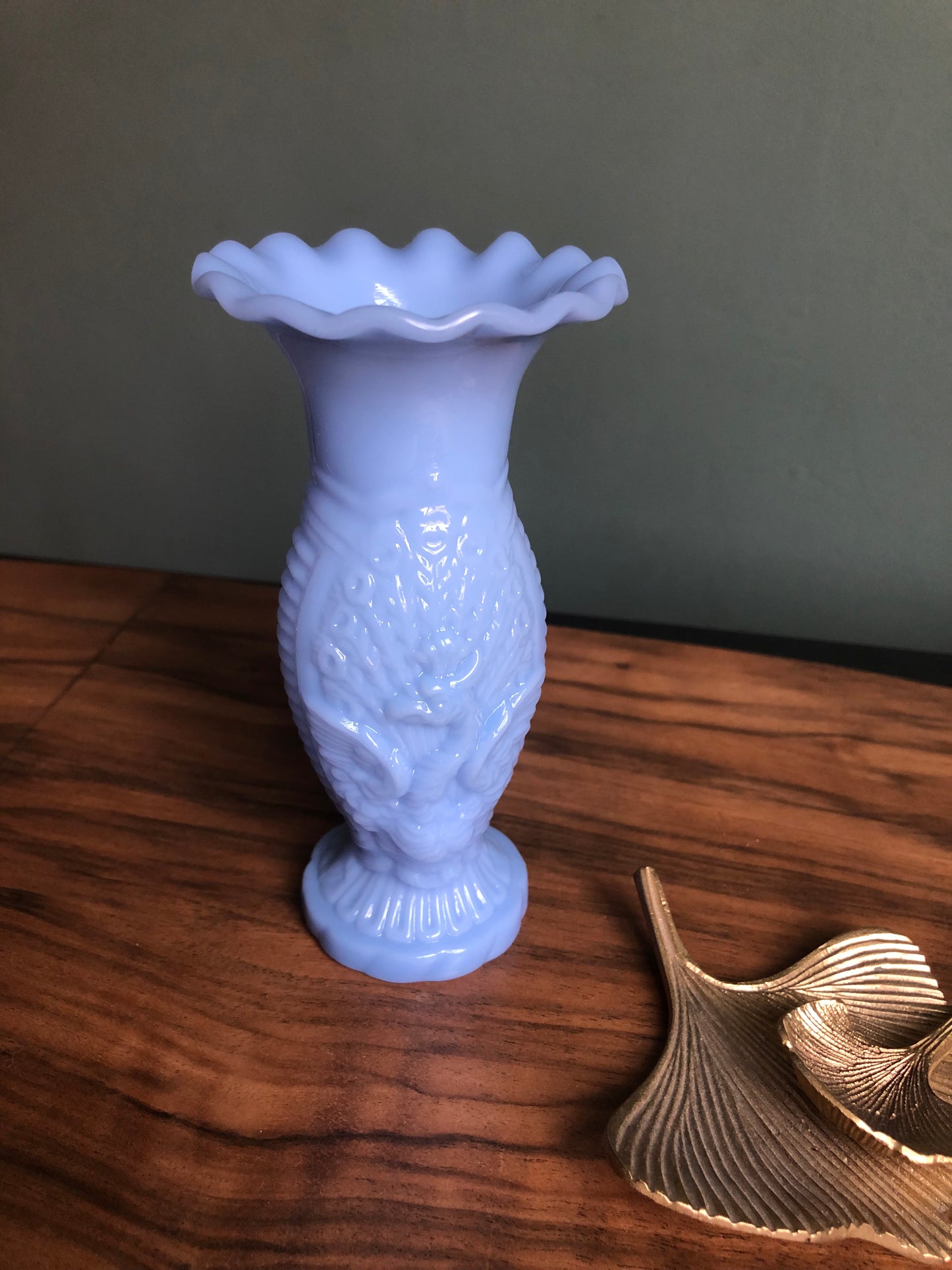 Vase en opaline motif paon