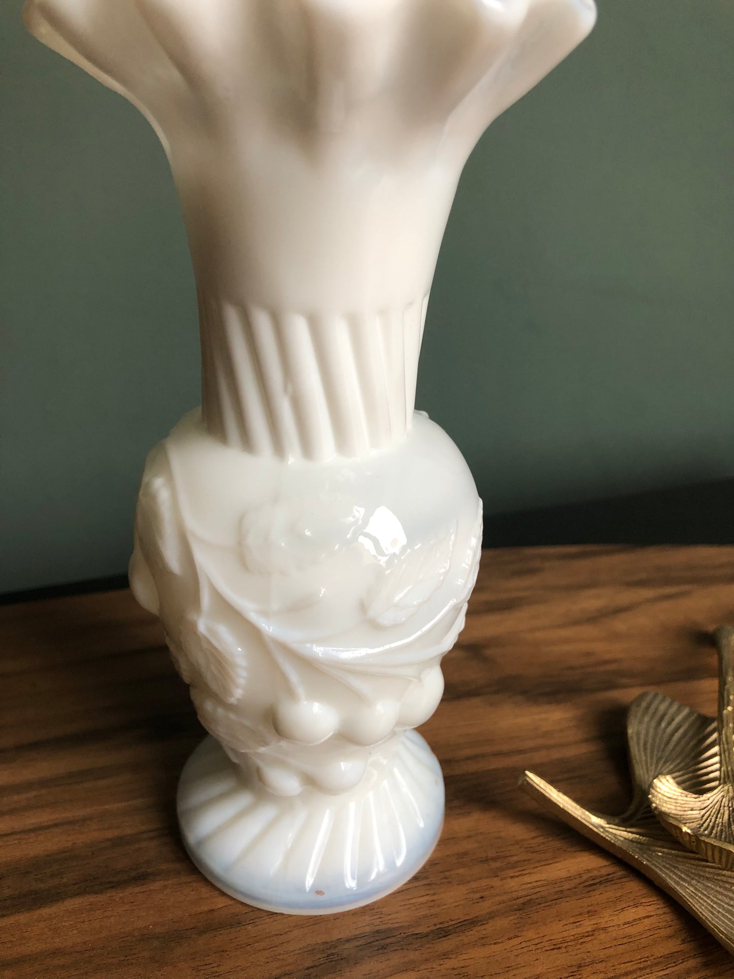 Vase en opaline blanche