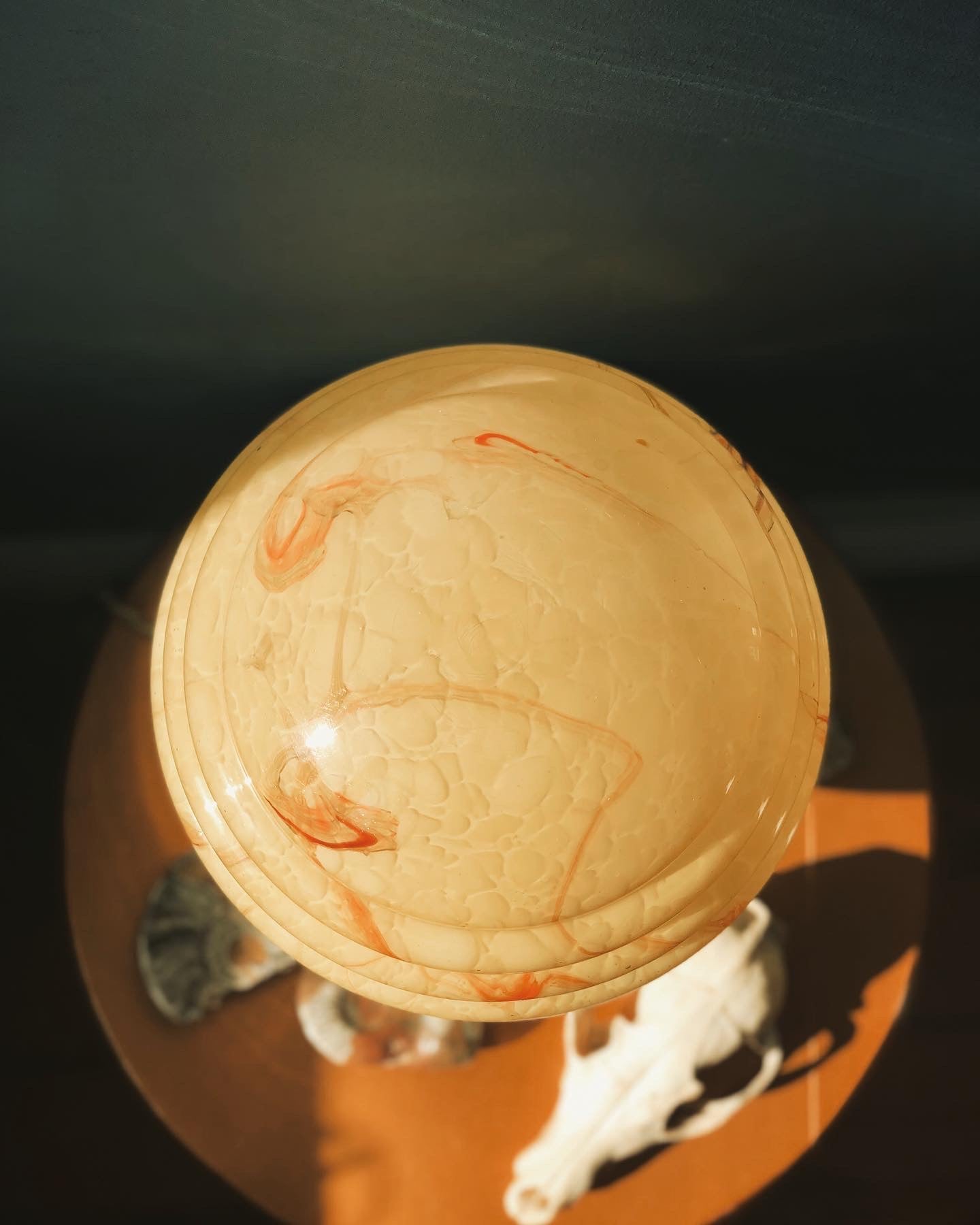 Lampe à poser globe en verre marbré