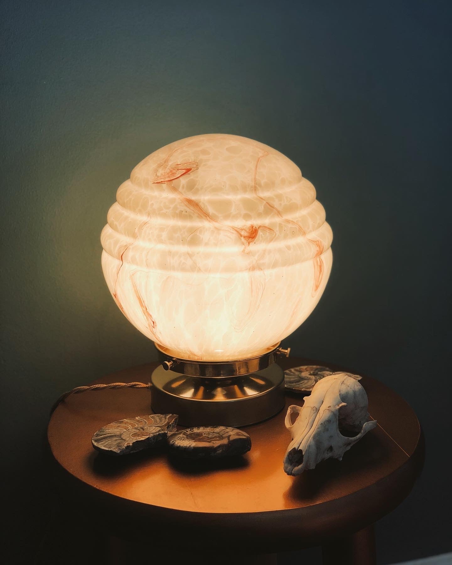 Lampe à poser globe en verre marbré