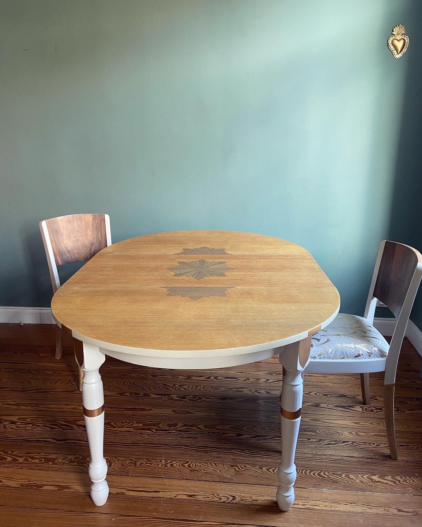 Table ronde ancienne en bois, chinée et rénovée sur mesure - Octone Atelier